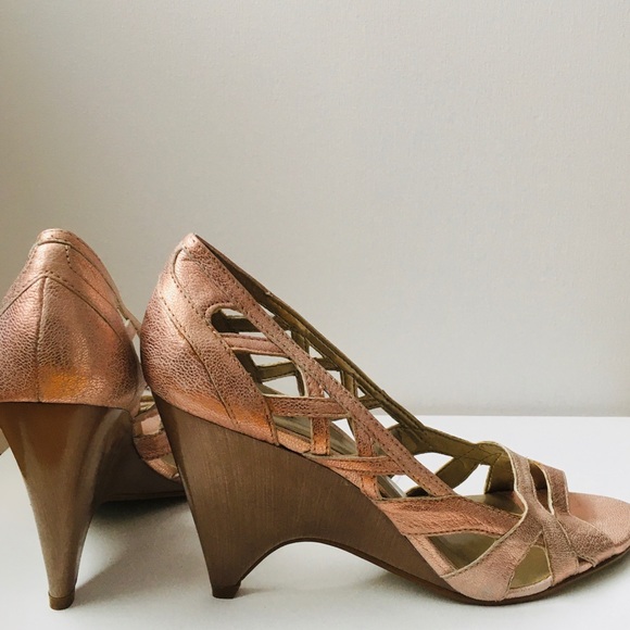 Carlos by Carlos Santana “Rescue”rose gold wedge - Picture 5 of 6